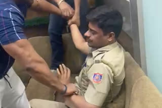 policeman beaten in uniform in uttam nagar video going viral