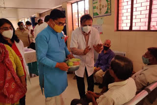 bjp leader siddharthan distribute fruits on tika utsav in badarpur