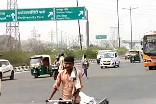 people do not use foot over bridge to crossing road in delhi