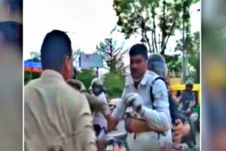 Traffic cop beats another policeman in Jharkhand