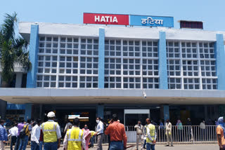Arrival of migrant workers without covid test at Ranchi Hatia railway station