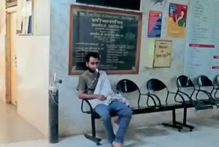 patient-sitting-with-oxygen-cylinder-till-3-hours-in-district-hospital-of-mahasamund