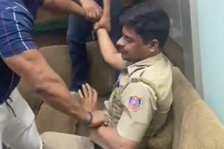 delhi news in hindi  uttam nagar police video viral  policeman beaten video viral in delhi  policeman beaten in uniform in delhi  ഡല്‍ഹിയില്‍ പൊലീസുദ്യോഗസ്ഥന് നേരെ മര്‍ദനം  പൊലീസ് ഉദ്യോഗസ്ഥന്‍
