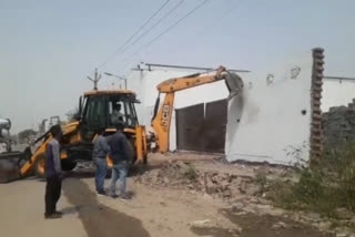 illegal construction in delhi  delhi municipal corporation action  burari illegal construction in delhi  एमसीडी की अवैध निर्माण के खिलाफ कार्रवाई  बुराड़ी में नगर निगम की कार्रवाई  दिल्ली के बुराड़ी इलाके में अवैध निर्माण