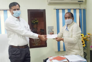 Gulab Kamro gave seven lakh to Health Department