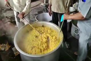 food-being-delivered-to-needy-people-in-lockdown-in-raipur
