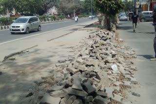 pavement in sector 3 of dwarka  civic issues in dwarka of delhi  people problems in dwarka delhi  bricks on the pavement in delhi  दिल्ली के सेक्टर 3 में टूटा हुआ फुटपाथ  दिल्ली में नागरिकों की समस्याएं  दिल्ली का द्वारका सेक्टर 3 इलाका