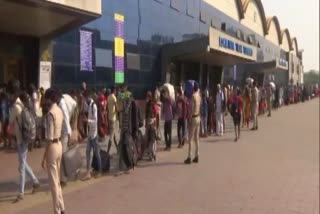 Migrant workers from Mumbai are returning to Patna due to Corona