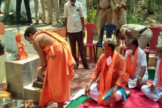 minister-aravinda-limbavali-made-special-pooja-to-hanuman