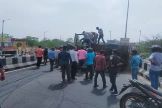 बजरी से भरा ट्रक पलटा, चालक और खलासी घायल, Accident on Sodala elevated culvert on Ajmer road, Gravel truck overturns, Driver and camp injured