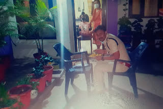 Station Incharge eating food outside home goes to viral