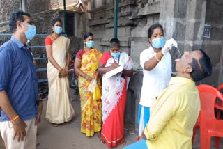 கோயில்களுக்கு வரும் பக்தர்களுக்குக் கரோனா பரிசோதனைகள் தீவிரம்