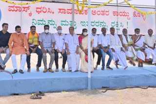 Covid rule break, Covid rule break at bus stop inauguration, Covid rule break at bus stop inauguration in Mangalore, Mangalore news, ಬಸ್ ತಂಗುದಾಣ ಉದ್ಘಾಟನೆ, ಬಸ್ ತಂಗುದಾಣ ಉದ್ಘಾಟನೆಯಲ್ಲಿ ಕೋವಿಡ್ ನಿಯಮ ಉಲ್ಲಂಘನೆ, ಮಂಗಳೂರಿನಲ್ಲಿ ಕೊರೊನಾ ಸುದ್ದಿ,