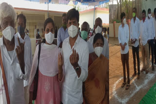 ysrcp MP candidate Gurumurthy with his family members