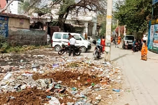 garbage dumps in delhi aresa  delhi civic issues  delhi muncipal corporation  nithari government school garbage  दिल्ली में कचरे का ढ़ेर  निठारी स्कूल के सामने गंदगी का ढेर  दिल्ली नगर निगम