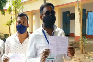bjp-candidate-ganga-narayan-singh-cast-their-vote-in-madhupur-by-election