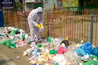 private hospitals throwing medical waste on the road in dhanbad