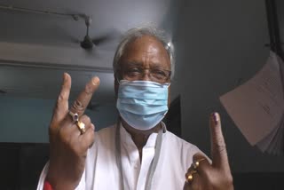 tmc-candidate-of-painhati-nirmal-ghosh-casting-his-vote