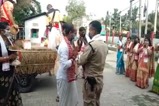 marowari-yuba-mancha-wishes-bihu-to-on-duty-poice-at-chabua