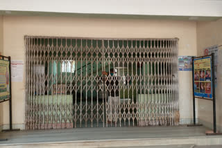 government-office-gate-closed-in-dumka