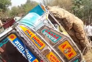 A truck full of potatoes in Sidhi overturned, rammed into an empty house