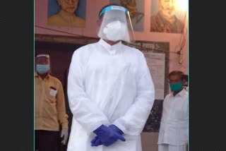 Coronaprathap-gowda-patil-casted-vote-wearing-ppe-kit