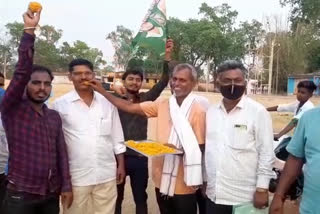 rjd workers distributed sweets on lalu prasad bail in giridih