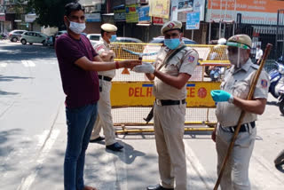 delhi police's awareness with chalan amid weekend curfew