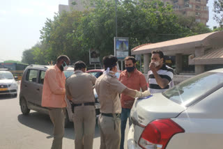 delhi police active at ring road during delhi weekend lockdown