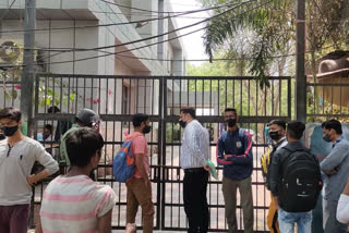 no social distancing following in corona test center in delhi