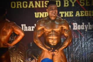 Bodybuilder manu ram ravi accused of stealing money and essentials in chaibasa