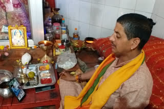 Panditji made Durga Saptashati path online due to lockdown in Ramnagar