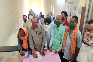 guidelines-not-being-followed-in-vaccination-centre-at-surajpur