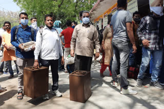 no social distance among polling staff in muzaffarnagar