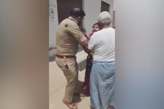 पुलिस पर अटैक