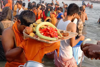 अर्ध्य देती छठव्रती