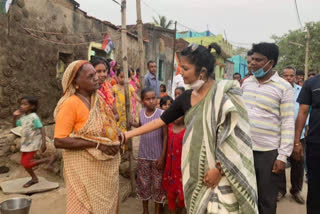 asansole south tmc candidate sayani ghosh campaigning amid storm