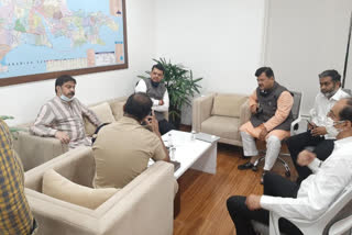 Devendra Fadnavis and police meeting video