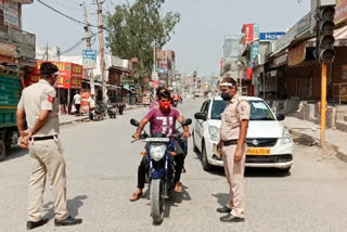 People seen without e-pass and I-card in weekend curfew in Mubarakpur delhi