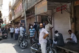 Crowds of people seen in Barmer markets, बाड़मेर बाजारों में दिखी लोगों की भीड़