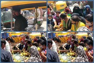 Crowds in fruit markets after weekend lockdown in ghaziabad