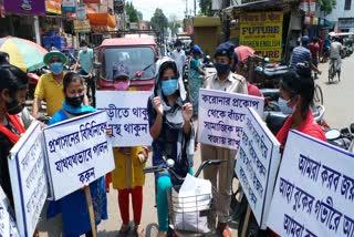 সংক্রমণ ঊর্ধ্বমুখী, প্ল্যাকার্ড হাতে পুলিশের করোনা সচেতনতার বার্তা