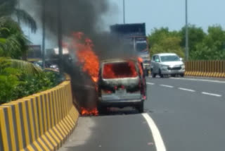 fire broke out from van at alappuzha bypass  ആലപ്പുഴ ബൈപ്പാസിൽ വാഹനത്തിന് തീപിടിച്ചു  ആലപ്പുഴ ബൈപ്പാസ്  അഗ്നിശമന സേന  ബൈപ്പാസ് ബീക്കൺ പൊലീസ്