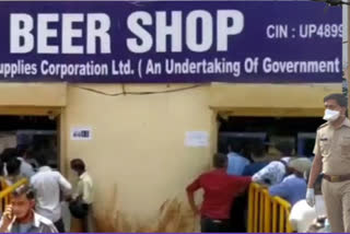 crowd-gathered-at-liquor-shops-after-announcement-of-lockdown-in-delhi