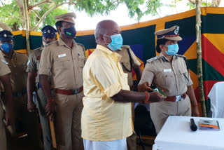 Thiruvarur police recovered missing cell phones and handed over them