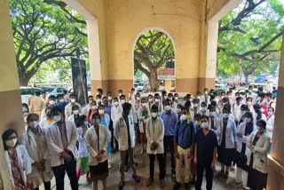 mysore-kr-hospital-doctors-protest-to-providing-security