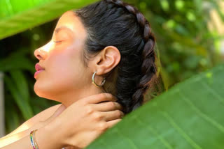 Janhvi Kapoor gets 'kisses from the sun'