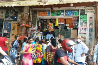 People buy ration after  announcement of lock down in delhi