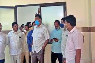 sathish-jarakiholi-visits-govt-hospital-in-yamakanamaradi