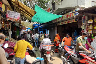 Crowd before lockdown in Kanker